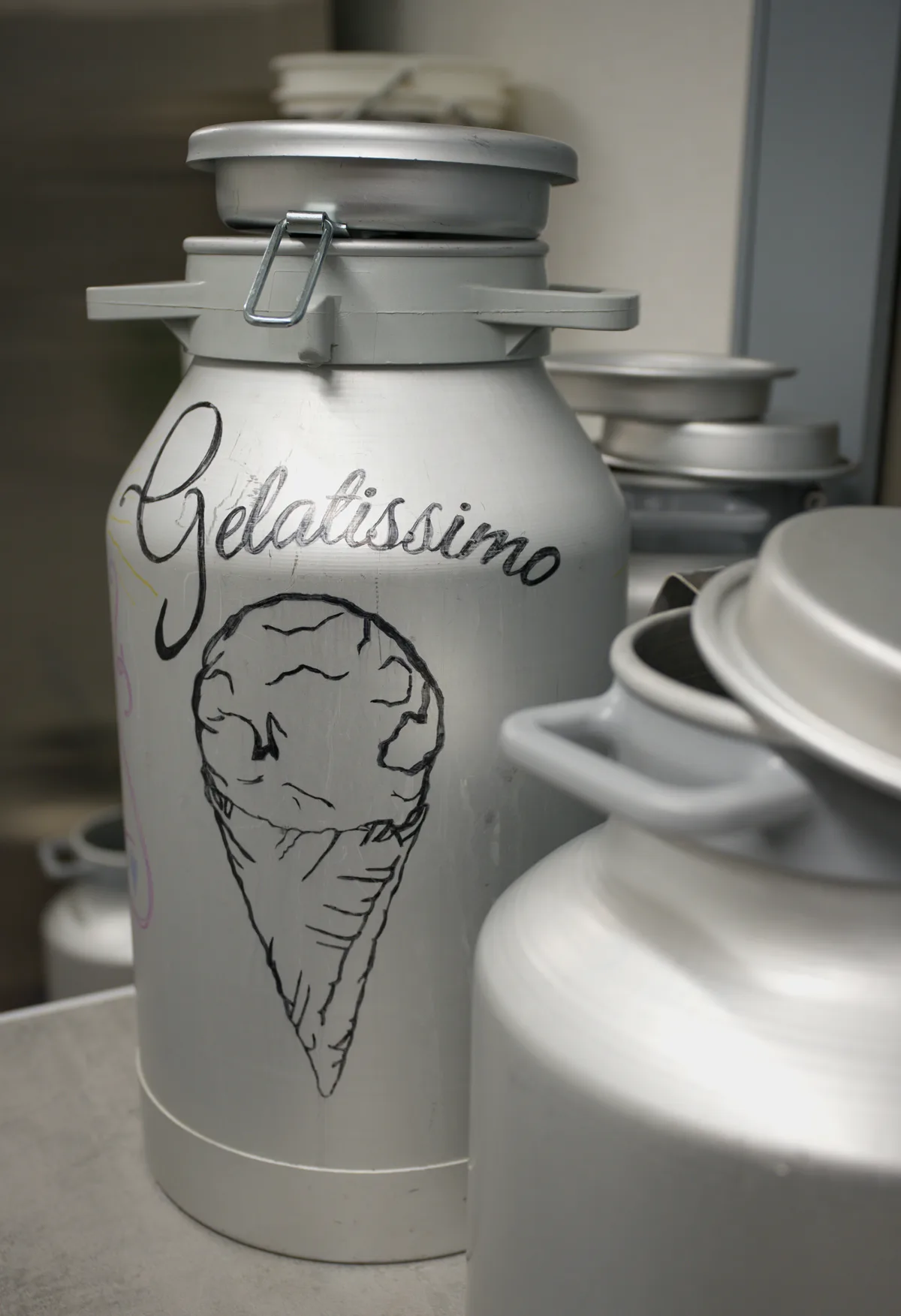 Was es für eine Glace braucht? Vor allem Milch. Eine Milchkanne mit der Aufschrift «Gelatissimo» steht auf einem Tisch.